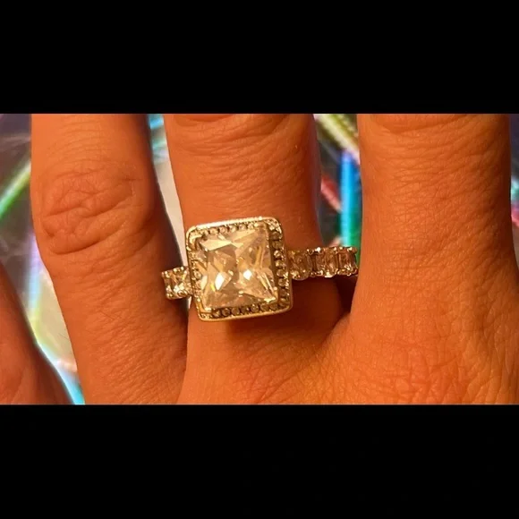 SPECTACULAR DIAMOND RING - Picture 5 of 7